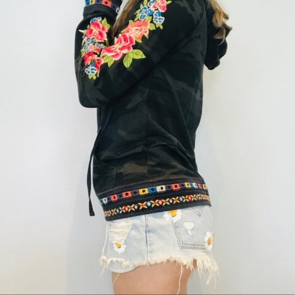 50% OFF Johnny Was camo embroidered raglan hoodie - Picture 3 of 8